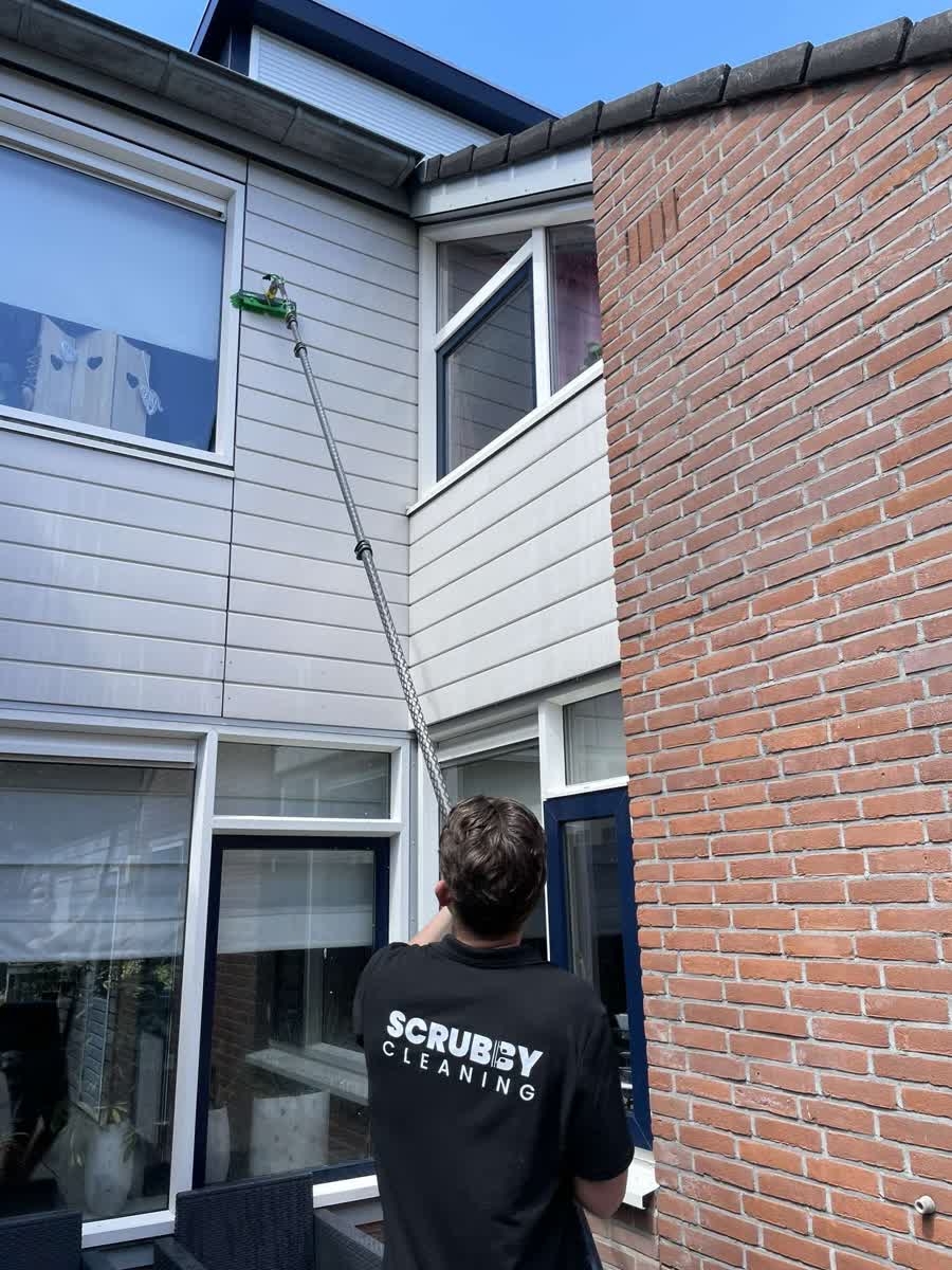 Glazenwassen door Scrubby Cleaning