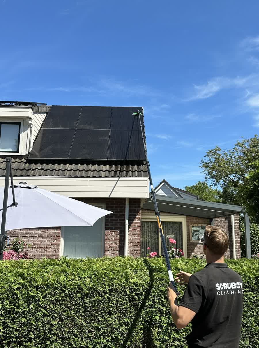 Zonnepanelen schoonmaken door Scrubby Cleaning